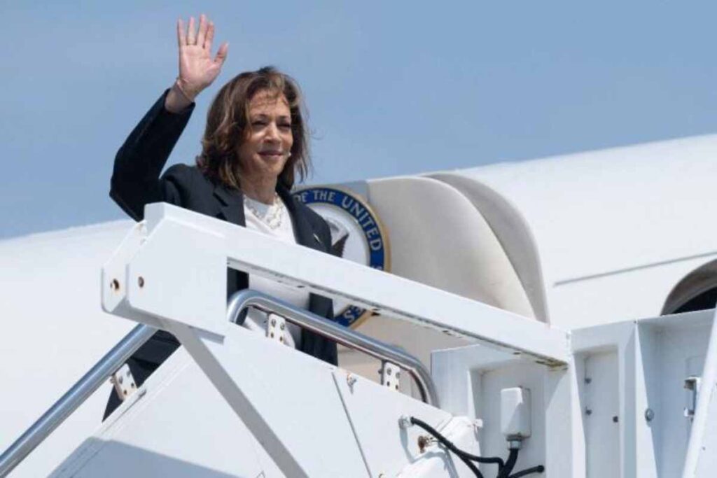 Tras su investidura triunfal en la Convención Demócrata, Kamala Harris regresa a la campaña electoral para recorrer los estados clave.