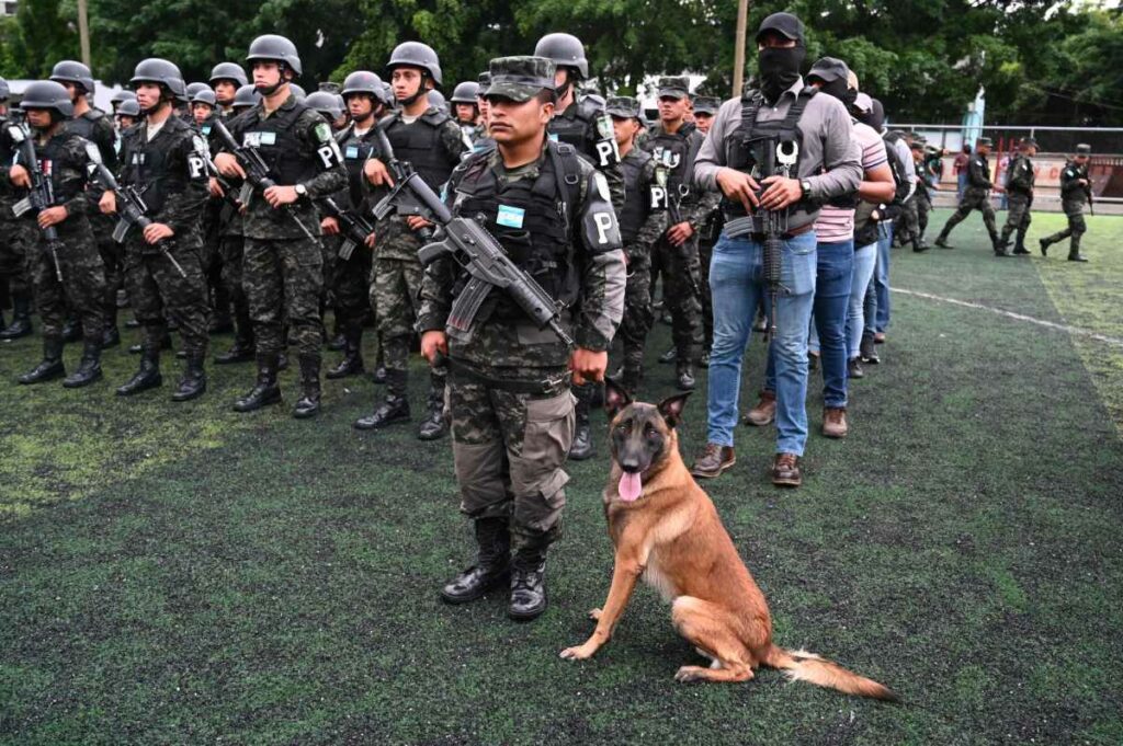 Policías y militares fueron desplegados para combatir el crimen en Honduras, uno de los países sin guerra más violentos del mundo.