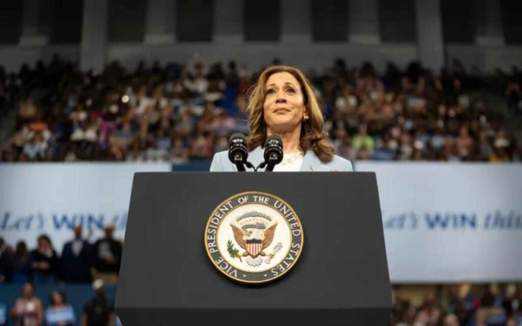 Kamala Harris llevó su vertiginosa campaña presidencial por los estados indecisos que serán cruciales para auparla a la Casa Blanca.