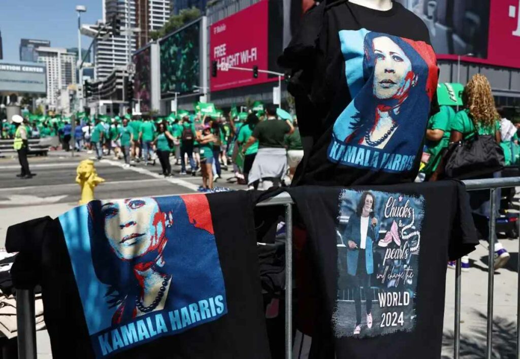 El impulso detrás de la vicepresidenta Kamala Harris está beneficiando a quienes venden todo tipo de recuerdos de carácter político.