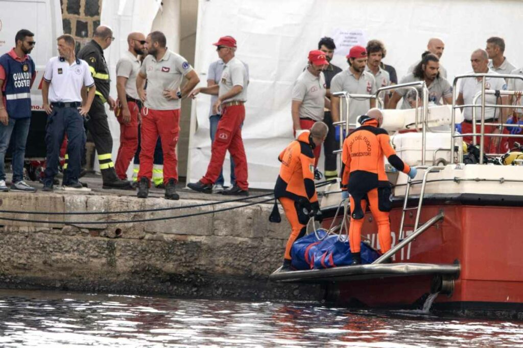 El capitán del yate de lujo que se hundió frente a las costas de Sicilia la semana pasada está bajo investigación por homicidio involuntario.