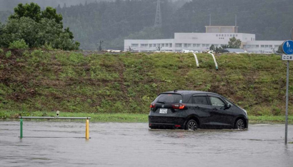 La tormenta tropical María tocó tierra en el norte de Japón, donde descargó el equivalente a un mes de lluvia en un solo día.