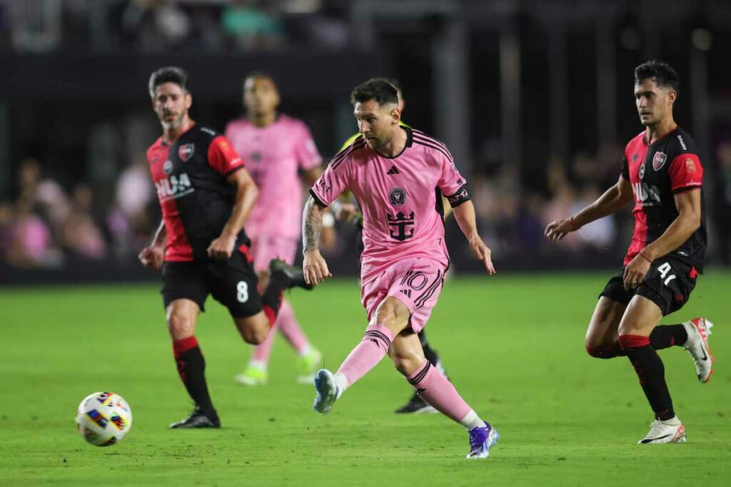 Messi, sigue de baja tras sufrir una lesión en el tobillo derecho hace un mes en la victoria de Argentina sobre Colombia en la final de la Copa América.