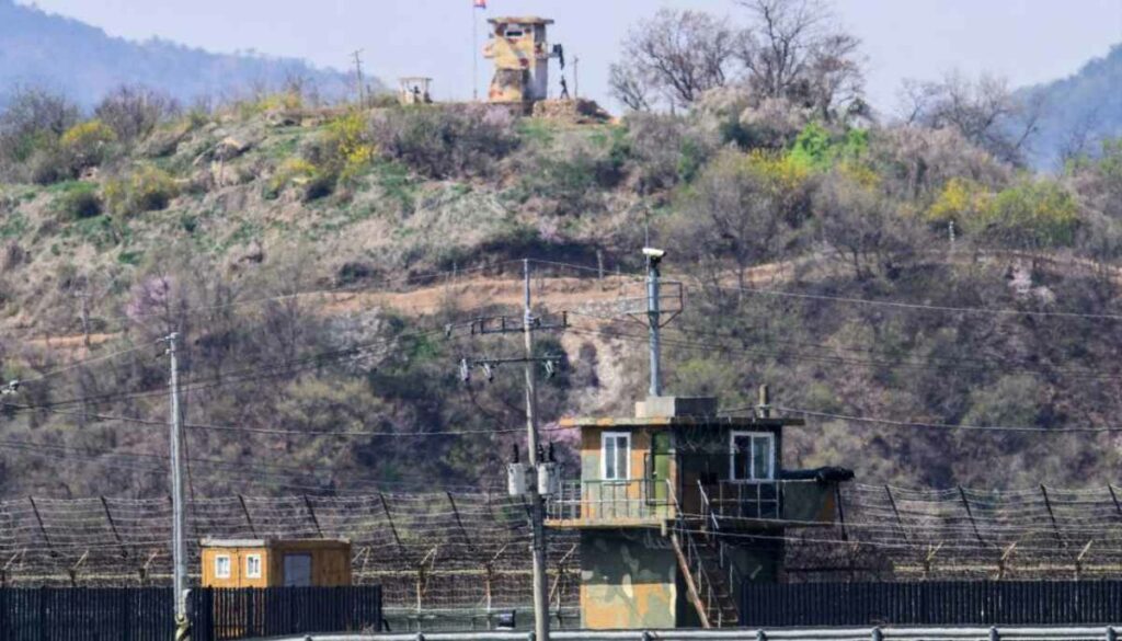 Un norcoreano desertó a Corea del Sur cruzando a pie la militarizada frontera que divide la península, dijo el ejército surcoreano.
