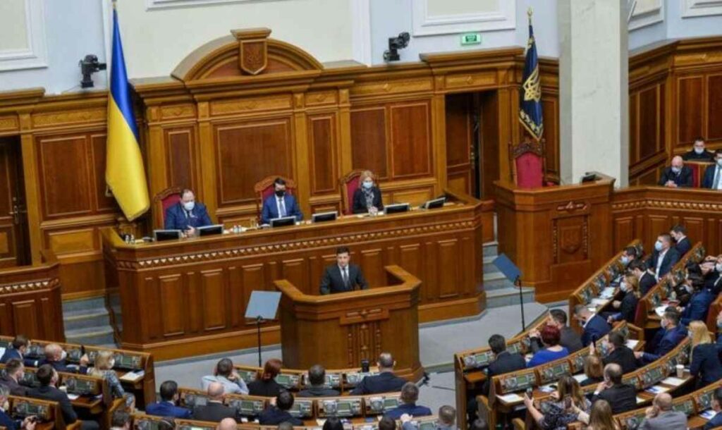 El parlamento de Ucrania adoptó un proyecto de ley que prohíbe la Iglesia ortodoxa vinculada a Rusia, en un nuevo paso de ruptura religiosa.
