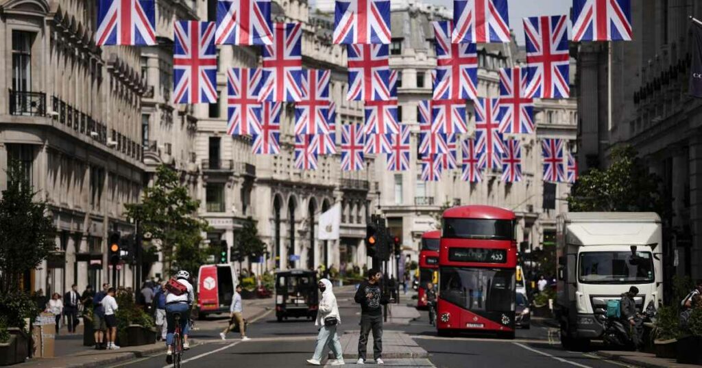 El nuevo gobierno británico detalló medidas para combatir la inmigración ilegal, prometiendo aumentar el número de expulsiones de migrantes.