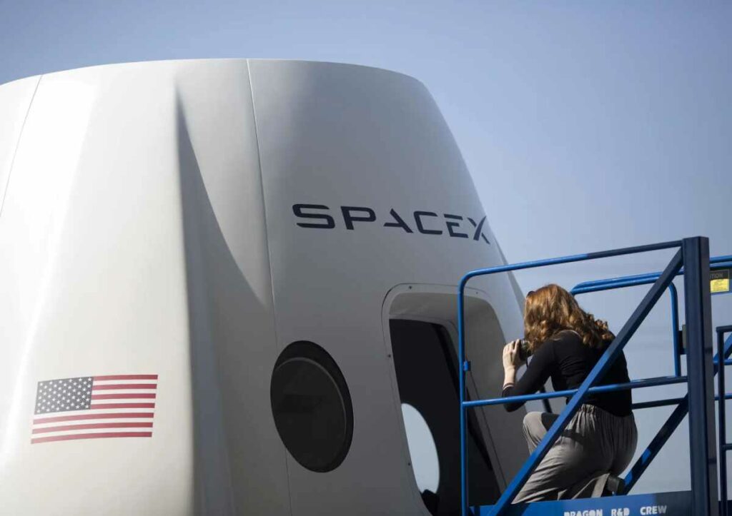 Un empresario que hizo su fortuna con las criptomonedas compró una misión espacial privada a la empresa SpaceX, del magnate Elon Musk.