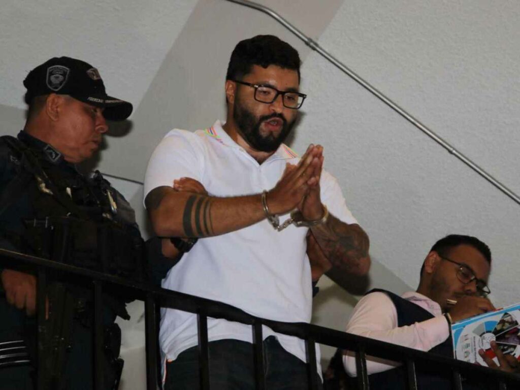 Un juez detenido mientras supuestamente cobraba una extorsión compareció en un tribunal de Honduras que debe decidir si lo manda a juicio.