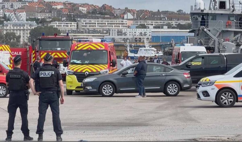 Al menos 12 migrantes fallecieron en el naufragio de su embarcación cuando intentaban alcanzar de forma irregular las costas inglesas desde el norte de Francia.