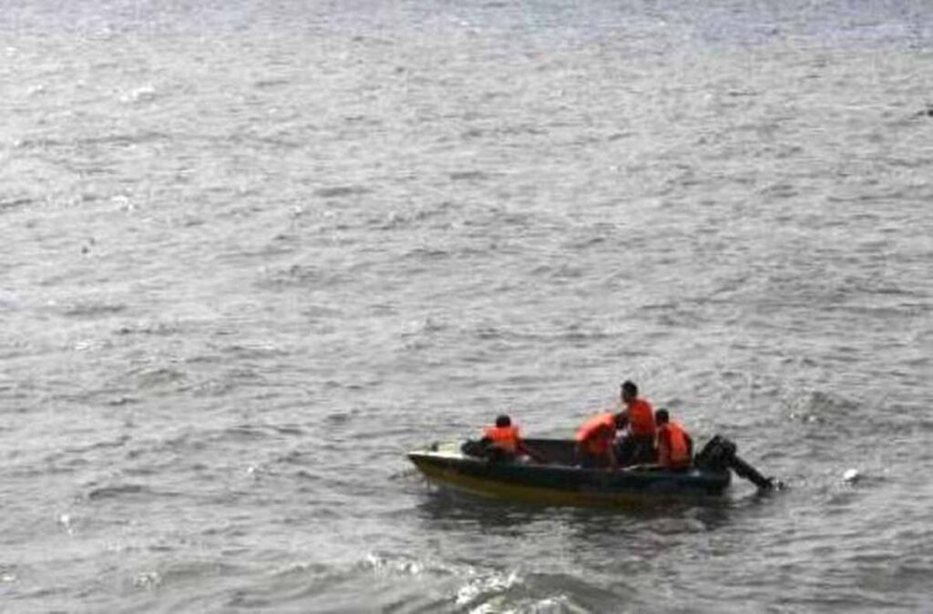 El accidente se produjo esta madrugada después de que la nave con 48 pasajeros, entre ellos varios profesores, colisionó con un tronco sumergido