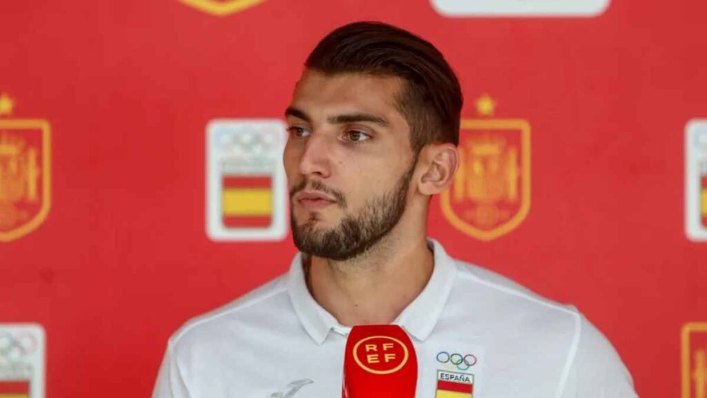 El futbolista del club español Valencia Rafa Mir fue detenido por presuntamente haber cometido una agresión sexual, informó la Guardia Civil.