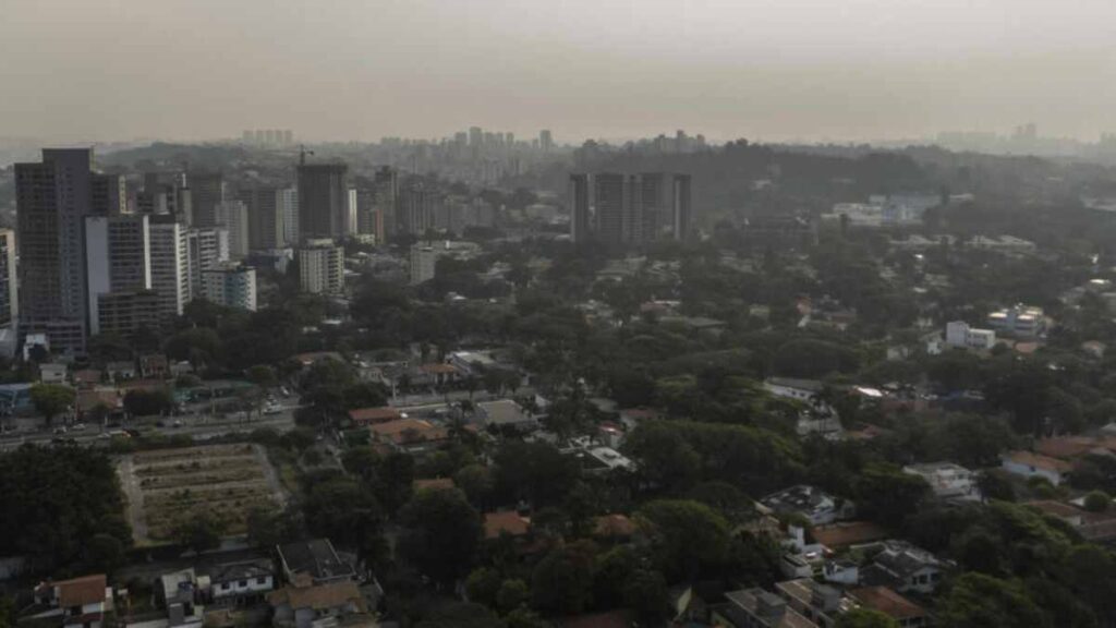 El humo de los intensos fuegos forestales en la Amazonía y otras regiones de Brasil afectó grandes ciudades como Sao Paulo.