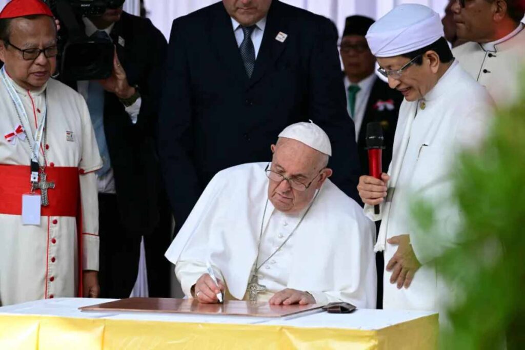 El papa Francisco participa en una reunión interreligiosa en la mayor mezquita del sudeste asiático y oficiará una misa en un estadio enorme.