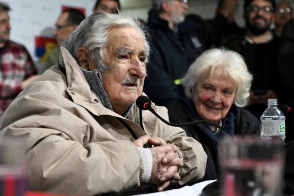 El expresidente uruguayo José Mujica, diagnosticado a principios de mayo de un cáncer de esófago, volvió al hospital por cuarta vez en menos de dos semanas.