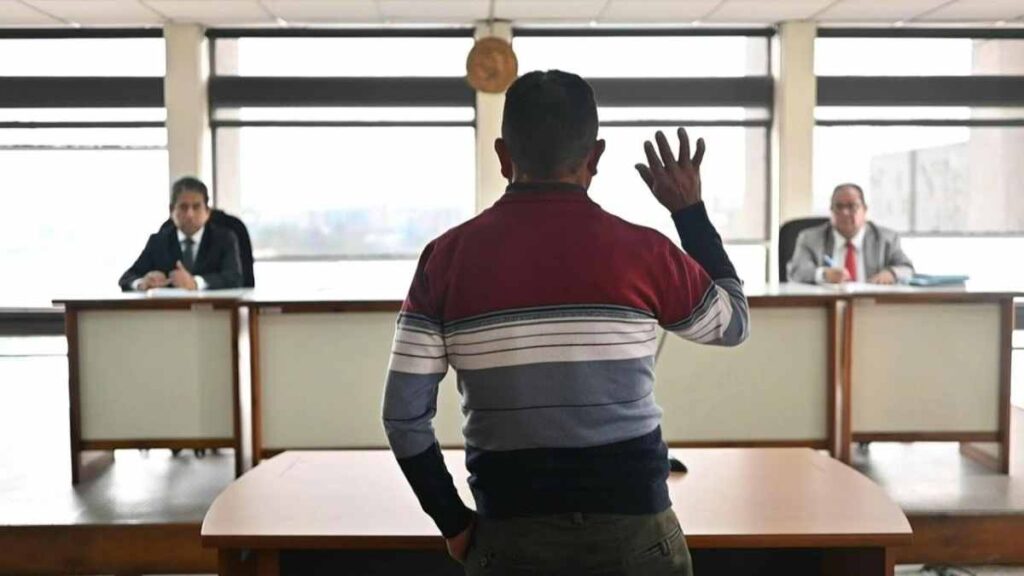 Un guatemalteco señalado de liderar una red vinculada a la muerte de 53 migrantes en el remolque de un camión en 2022 en Texas.