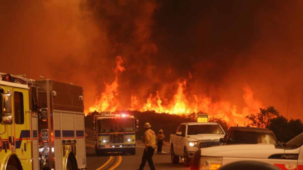 Tres incendios forestales avanzan sin control en el oeste de Estados Unidos, acabando con decenas de casas y obligando evacuaciones.
