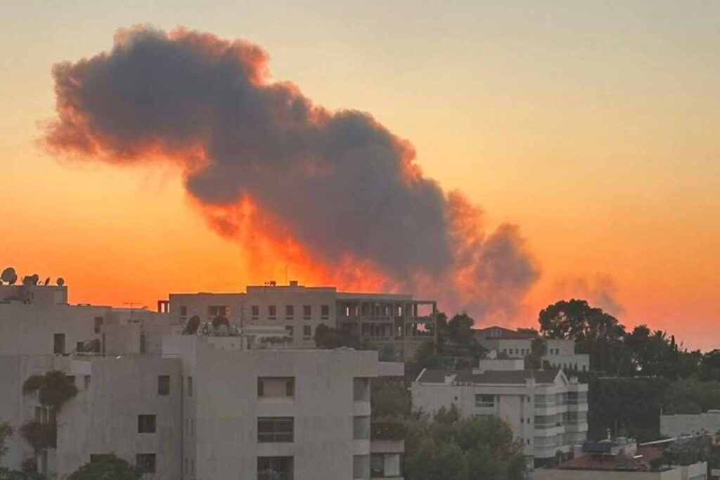 Israel bombardeó el “cuartel general” de Hezbolá al sur de Beirut, en una operación que según el primer balance oficial dejó 2 fallecidos.