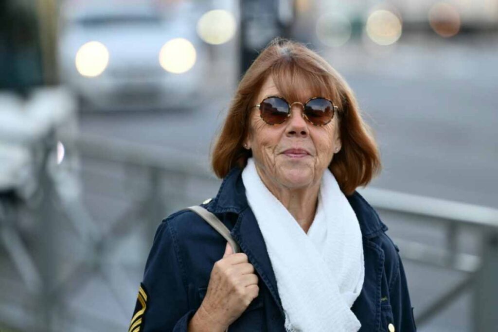 Al cruzar el vestíbulo del tribunal de Aviñón, en el sur de Francia, Gisèle Pelicot recibe aplausos. Los abogados de la defensa son en cambio abucheados.