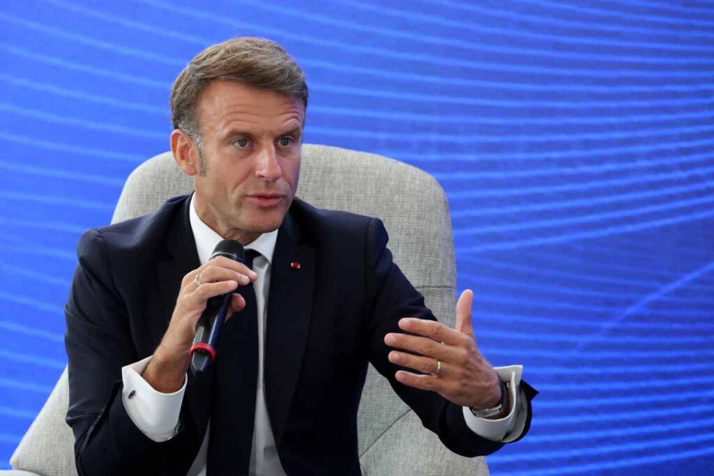 El presidente francés, Emmanuel Macron, encadenó las reuniones para intentar nombrar a un nuevo primer ministro en Francia.