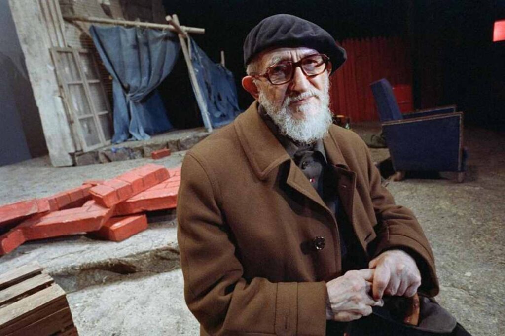 Al menos 17 personas más habrían sufrido agresiones sexuales por parte del abate Pierre, fundador de la asociación caritativa internacional Emaús.