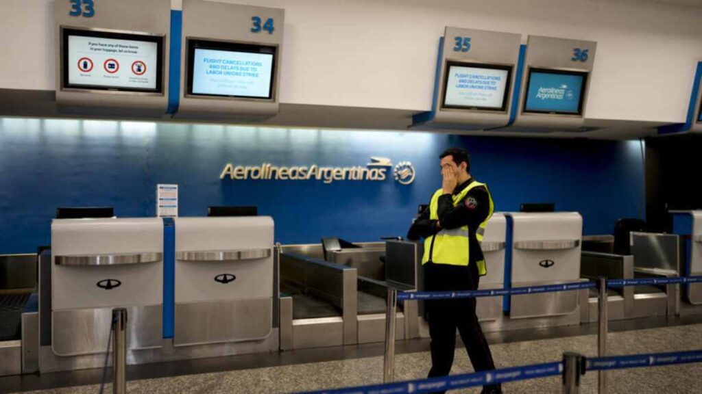El gobierno argentino reglamentó un decreto que declara como “servicio esencial” a la actividad aeronáutica civil.