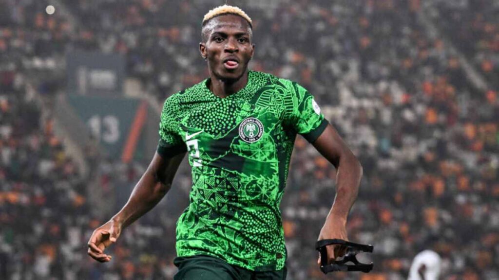 El atacante nigeriano Victor Osimhen, que fue apartado por el Nápoles y que no había sido inscrito para la Serie A, se fue cedido al Galatasaray por una temporada.
