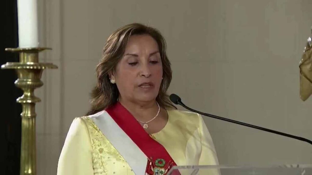 La presidenta de Perú, Dina Boluarte, nombró sorpresivamente un nuevo ministro de Relaciones Exteriores, en medio de otros cambios ya previstos en su gabinete.