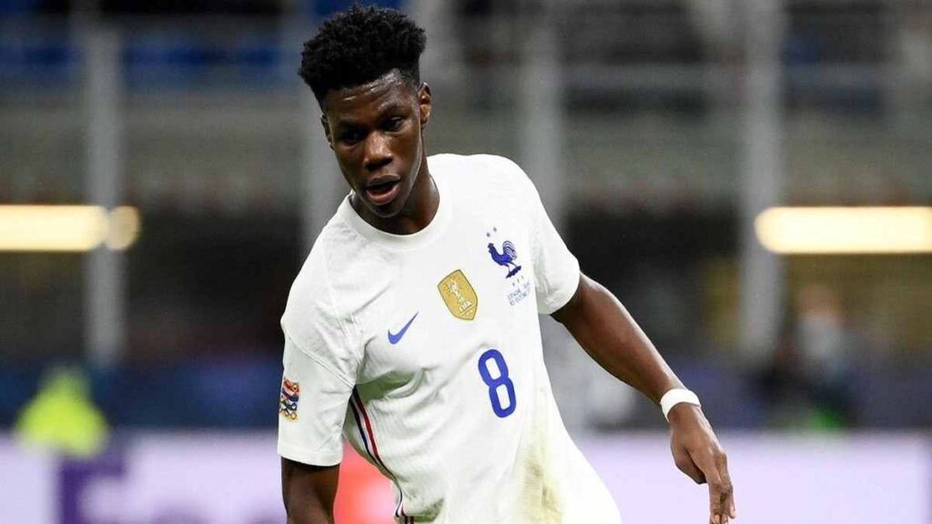 El centrocampista francés Aurélien Tchouameni deberá abandonar la concentración de la selección francesa debido a una lesión en el pie izquierdo.