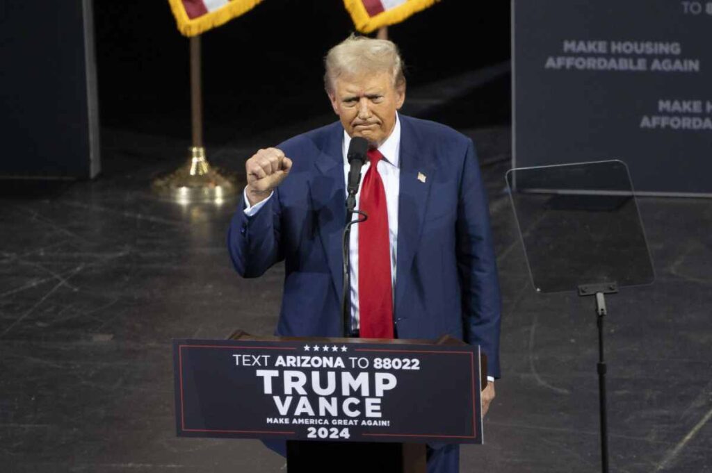 Donald Trump redobló sus ataques contra los migrantes y acusó a su rival demócrata Kamala Harris de querer transformar Estados Unidos en un “campo de refugiados”.