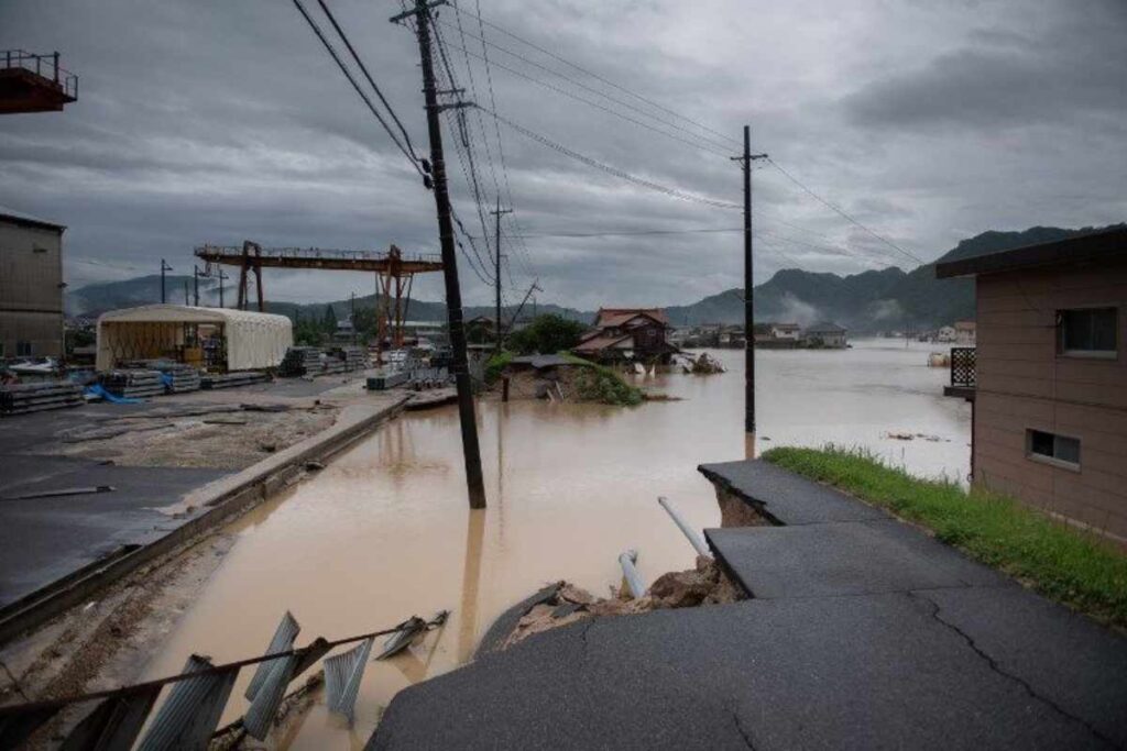 Una persona murió y al menos otras siete están desaparecidas en Japón, donde las autoridades ordenaron la evacuación de más de 60 mil habitantes.