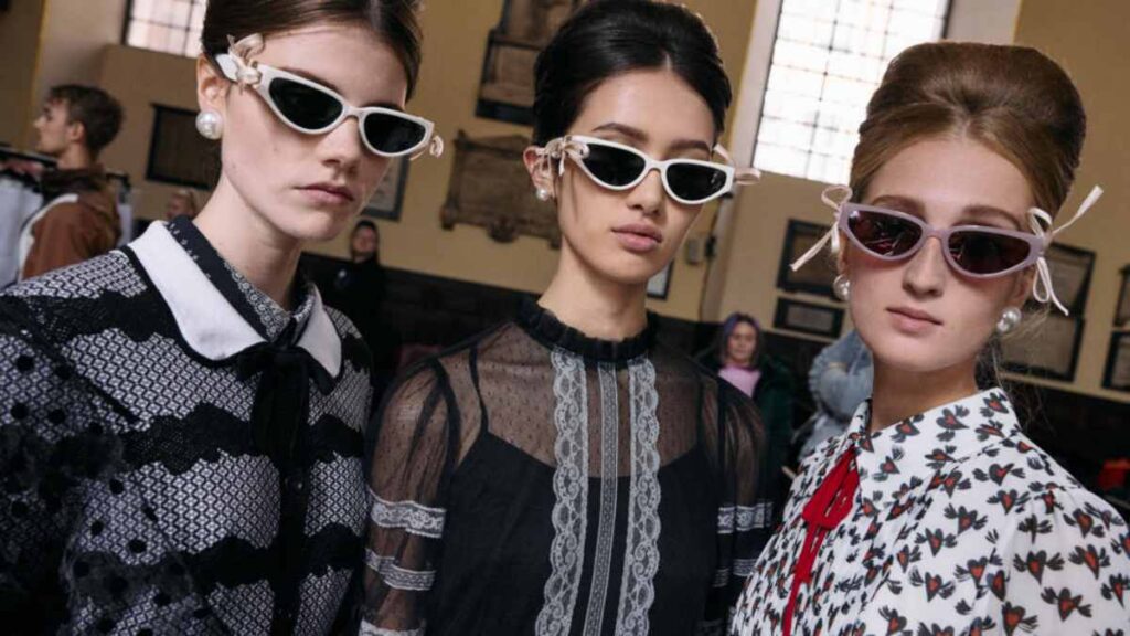 Moños voluminosos, gafas de ojo de gato y vestidos de flores: un soplo de los años sesenta invadió la Semana de la Moda de Londres.