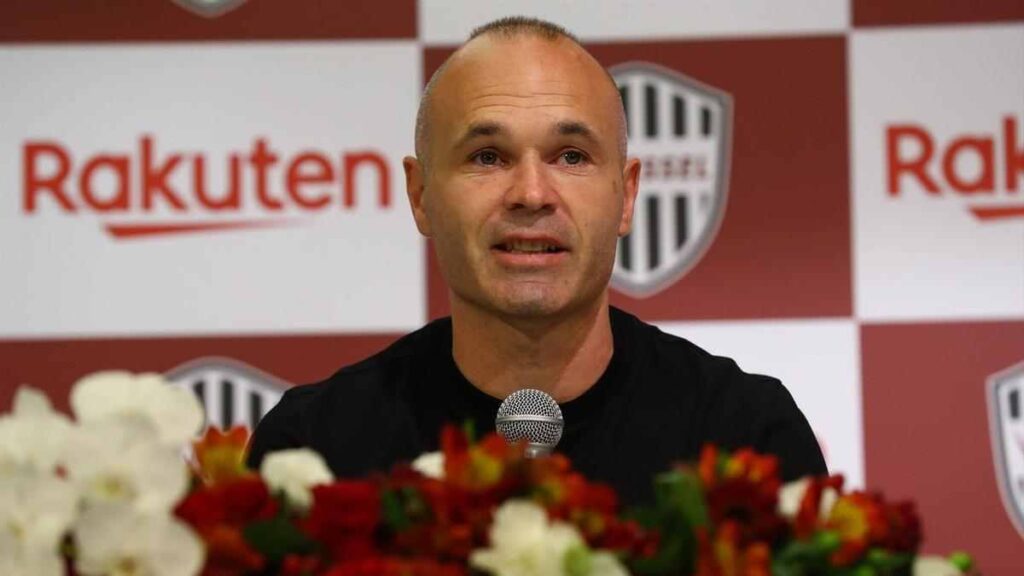 Por medio de un video en sus redes sociales en el que se intuye que el 8 de octubre de 20204 dejará el fútbol profesional.