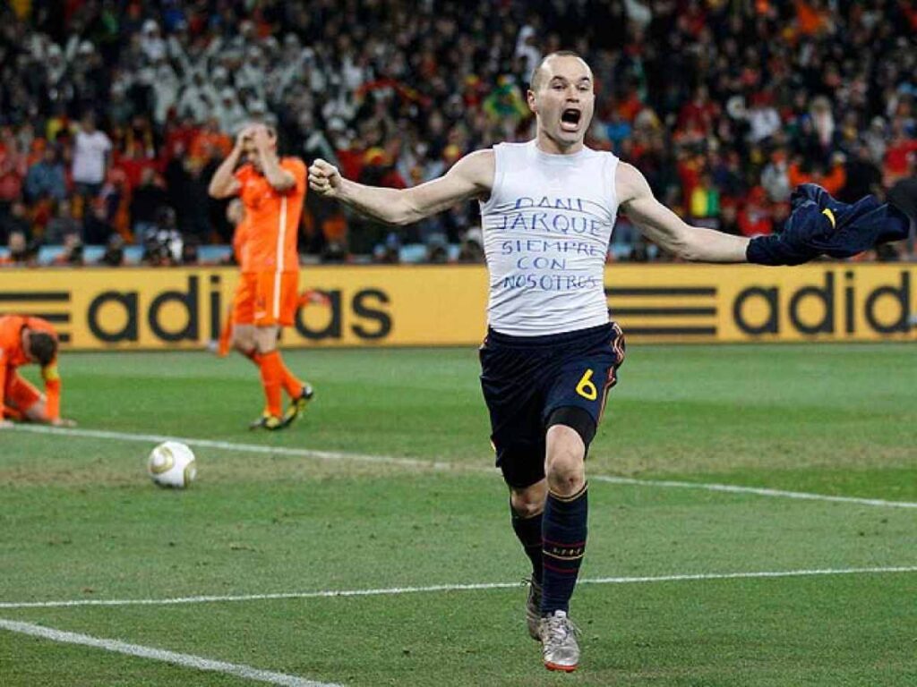 Por medio de un video en sus redes sociales en el que se intuye que el 8 de octubre de 20204 dejará el fútbol profesional.