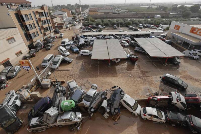 La magnitud del fenómeno colapsó varias zonas de la región, con inundaciones y daños que han afectado seriamente tanto a viviendas como infraestructuras públicas.