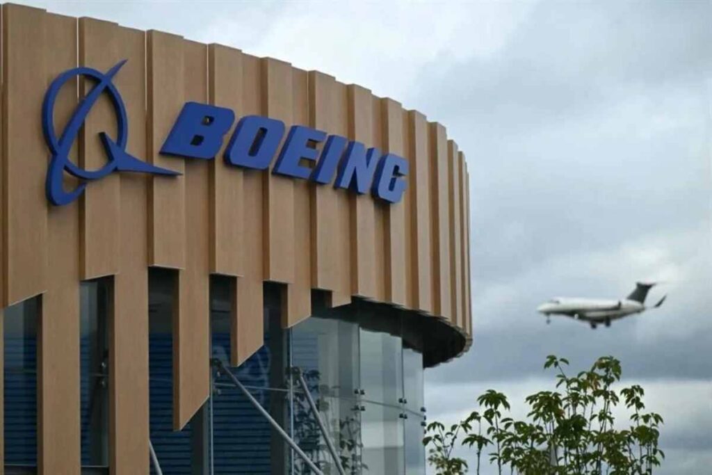 El gigante de la aviación Boeing anunció varias medidas para recuperar su liquidez, debilitada por problemas de producción recurrentes.