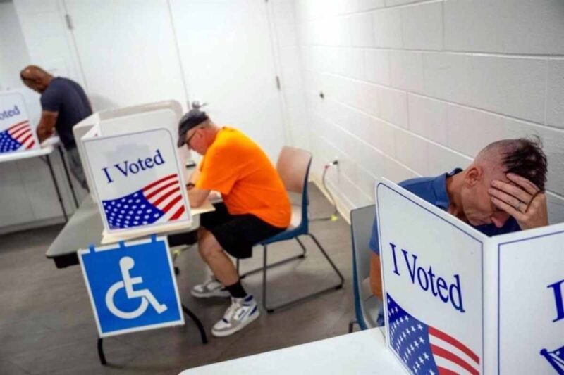 Una Corte Suprema dividida despejó el camino para que Virginia eliminara a unos 1.600 votantes de los registros del estado.
