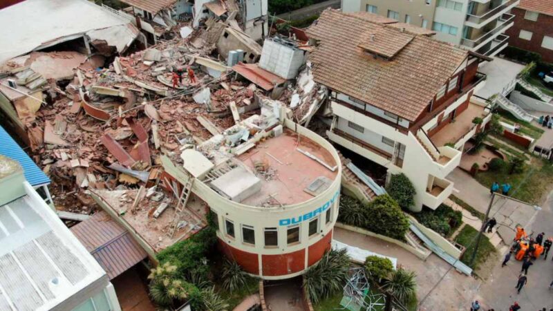 Cuatro personas fueron detenidas por “estrago culposo agravado” tras el derrumbe de un hotel en obras en la ciudad argentina de Villa Gesell.