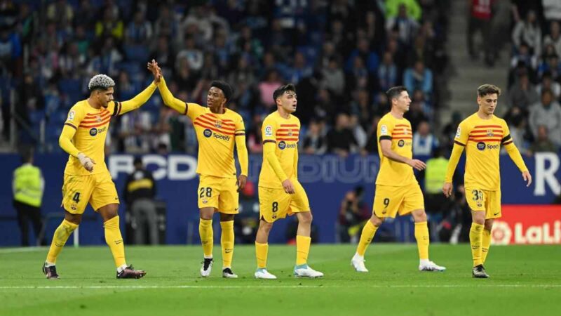 El líder Barcelona recibirá al Espanyol en un derbi que atrae la atención en la 12ª jornada de la Liga española.