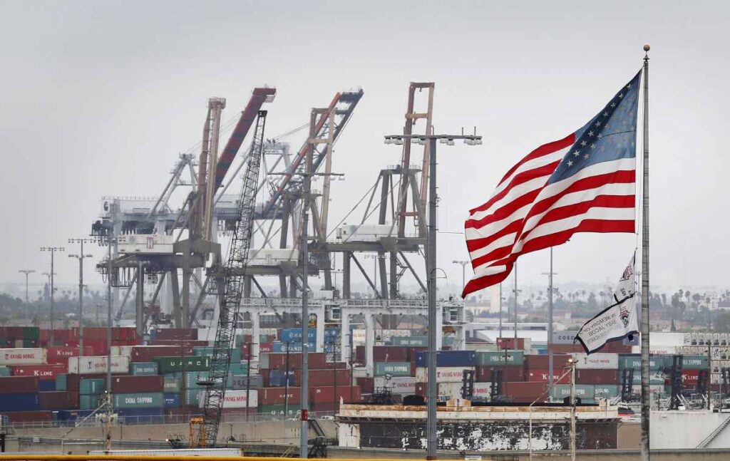 Un aumento de exportaciones y una caída de importaciones llevaron el déficit comercial de Estados Unidos a su nivel más bajo en cinco meses.