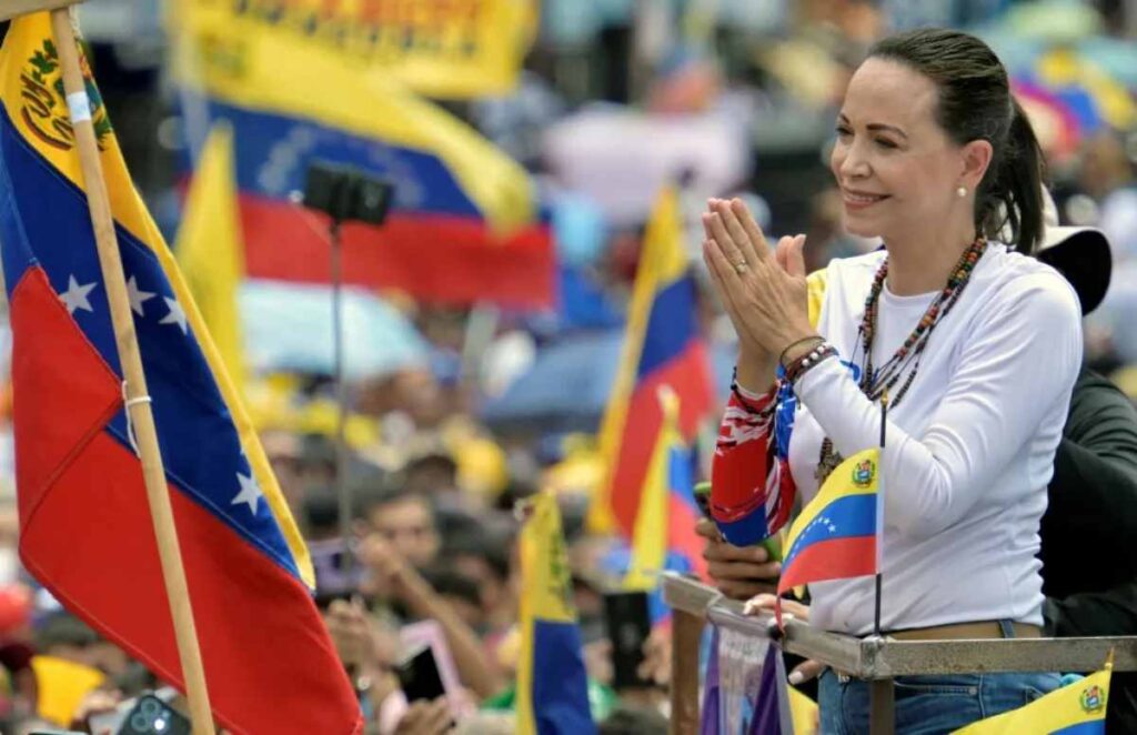 María Corina Machado negó tener planes de irse al exilio, días después de que el presidente Nicolás Maduro dijera que pretende abandonar Venezuela.