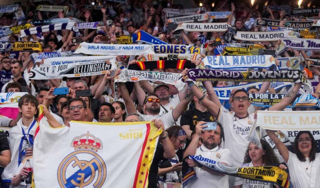 Hinchas del Real Madrid dicen mantener su confianza en Kylian Mbappé, a quien medios de prensa suecos relacionan con una investigación por presunta violación.