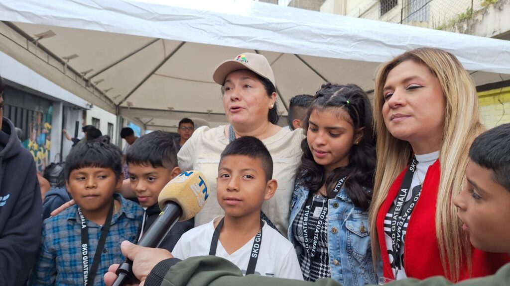 Varios trabajadores del Tribunal Supremo Electoral realizaron una actividad por conmemoración del día del niño.