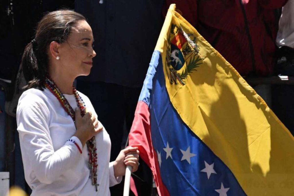 La líder opositora venezolana María Corina Machado instó a la comunidad internacional a aumentar la presión sobre el presidente Nicolás Maduro para que renuncie.