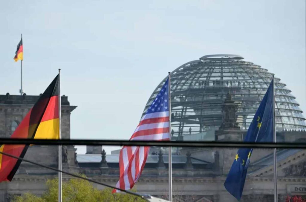 Los diputados alemanes votaron a favor de endurecer las reglas para los demandantes de asilo en momentos en que Berlín está adoptando una línea más dura.Los diputados alemanes votaron a favor de endurecer las reglas para los demandantes de asilo en momentos en que Berlín está adoptando una línea más dura.