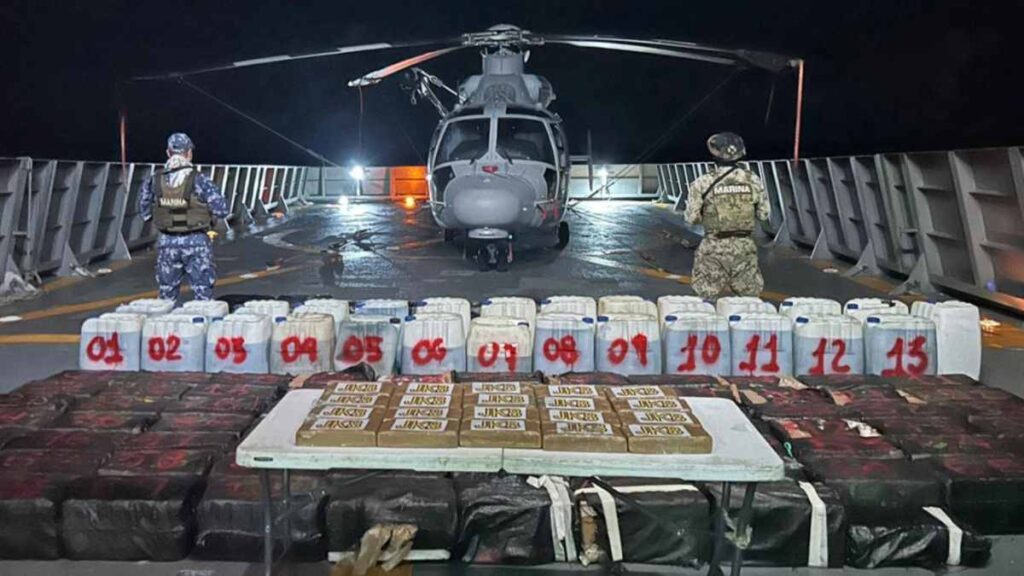Un cargamento de 8.3 toneladas de drogas fue interceptado por militares en aguas del Pacífico mexicano, en lo que se constituye como el mayor decomiso del país.