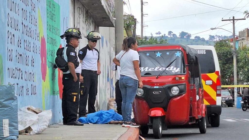 La esposa del ahora fallecido lo identificó y dijo que tenía poco tiempo de laborar como piloto de mototaxi.