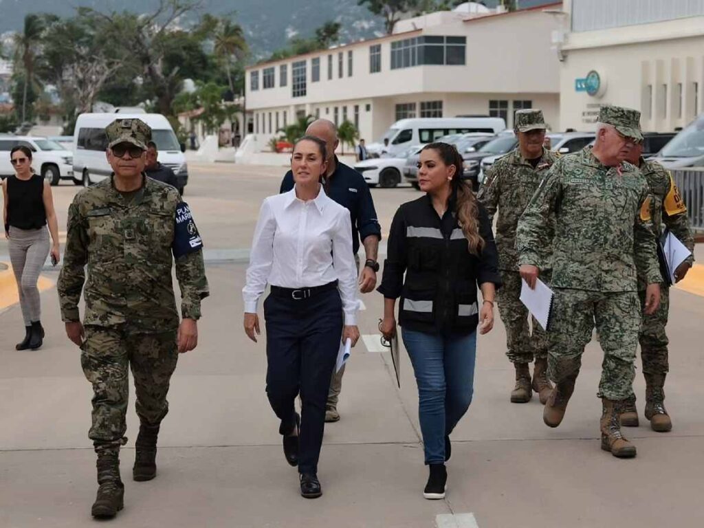 Claudia Sheinbaum, expresó preocupación por el abastecimiento de agua potable durante su visita a una región afectada por el paso del huracán John.