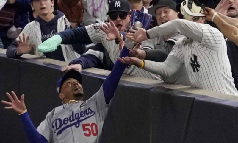 Los Yankees de Nueva York vetaron la entrada de dos aficionados al quinto partido de la Serie Mundial después de que interfirieran en una acción de un beisbolista.