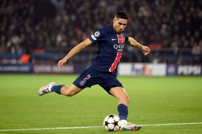 El lateral derecho Achraf Hakimi, llegado a París en 2021, renovó su contrato con el PSG hasta 2029.