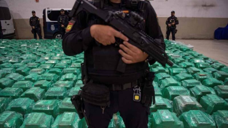 La policía española anunció la confiscación del mayor cargamento de cocaína en este país, trece toneladas de droga que iban camufladas procedente de Ecuador.